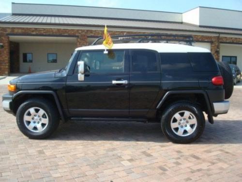 Photo of a 2007-2008 Toyota FJ Cruiser in Iceberg White on Black Diamond Pearl (paint color code 2JW)