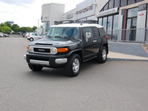 Photo of a 2007-2008 Toyota FJ Cruiser in Iceberg White on Black Diamond Pearl (paint color code 2JW)