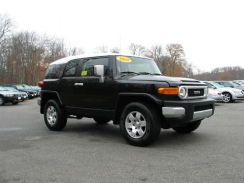 Photo of a 2007-2008 Toyota FJ Cruiser in Iceberg White on Black Diamond Pearl (paint color code 2JW)