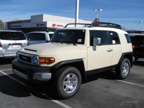 Photo of a 2008-2009 Toyota FJ Cruiser in Iceberg White on Sandstorm (paint color code 2JY)