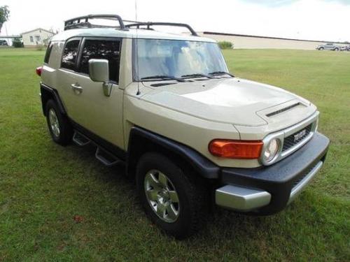 Photo of a 2008-2009 Toyota FJ Cruiser in Iceberg White on Sandstorm (paint color code 2JY)