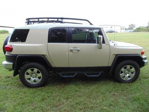 Photo of a 2008-2009 Toyota FJ Cruiser in Iceberg White on Sandstorm (paint color code 2JY)