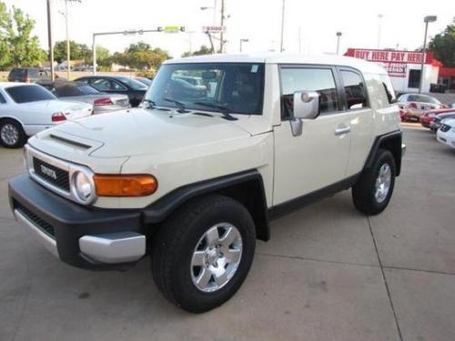 Photo of a 2008-2009 Toyota FJ Cruiser in Iceberg White on Sandstorm (paint color code 2JY)