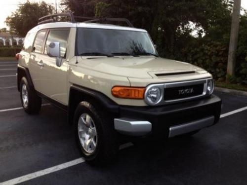 Photo of a 2008-2009 Toyota FJ Cruiser in Iceberg White on Sandstorm (paint color code 2JY)