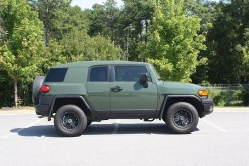 Photo of a 2010-2014 Toyota FJ Cruiser in Army Green (paint color code 6V7)