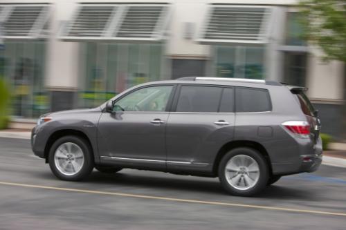 Photo of a 2011-2013 Toyota Highlander in Predawn Gray Mica (paint color code 1H1)