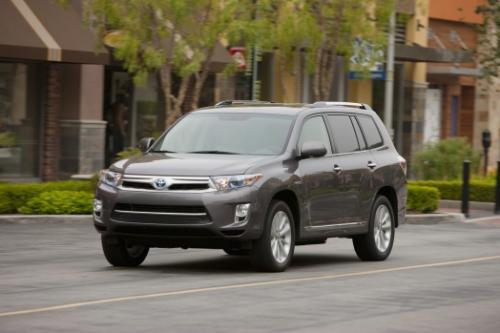 Photo of a 2011-2013 Toyota Highlander in Predawn Gray Mica (paint color code 1H1)