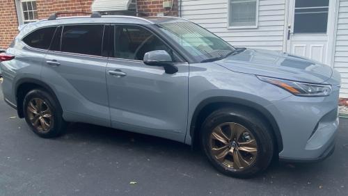 Photo of a 2022-2025 Toyota Highlander in Cement (paint color code 1H5)