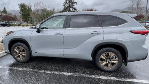 Photo of a 2022-2025 Toyota Highlander in Cement (paint color code 1H5)