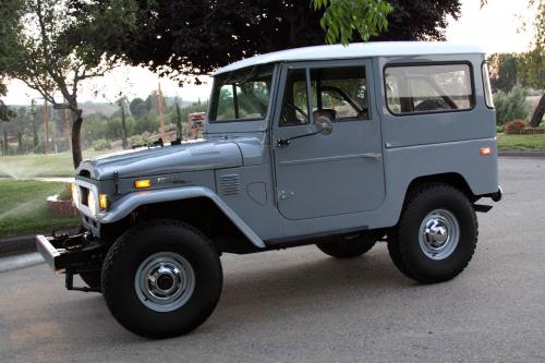 Photo of a 1972-1974 Toyota Land Cruiser in Heath Gray (paint color code 113)