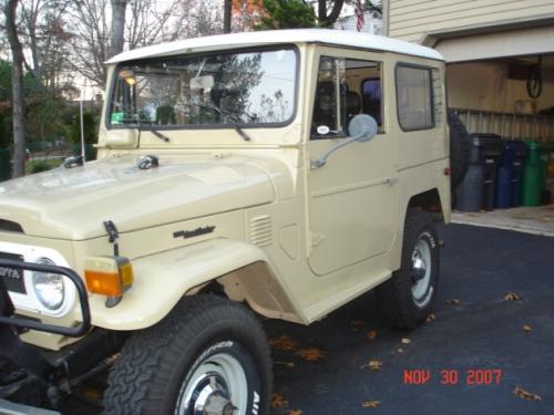 Photo of a 1981-1983 Toyota Land Cruiser in Beige (paint color code 464)