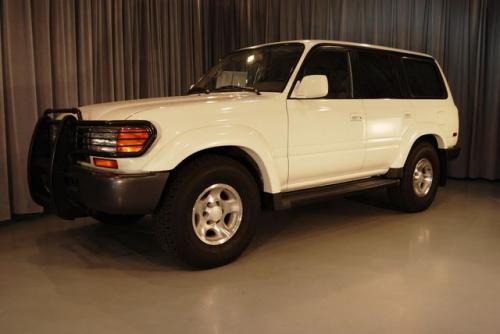 Photo of a 1991-1997 Toyota Land Cruiser in White (AKA Super White) (paint color code 045)