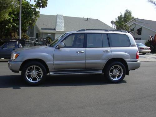 Photo of a 2003 Toyota Land Cruiser in Thunder Cloud Metallic (paint color code 1D2)