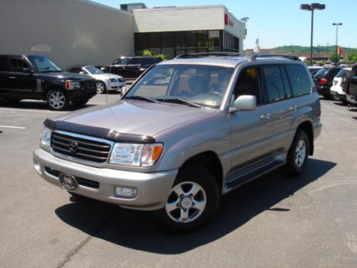 Photo of a 2003 Toyota Land Cruiser in Thunder Cloud Metallic (paint color code 1D2)