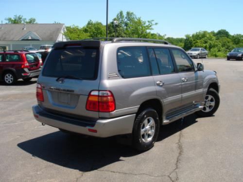 Photo of a 2001-2007 Toyota Land Cruiser in Thunder Cloud Metallic (paint color code 1D2)