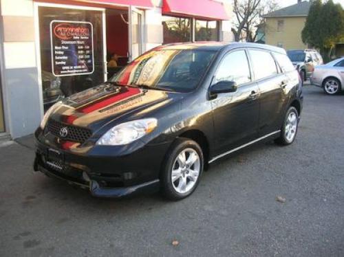 Photo of a 2003-2008 Toyota Matrix in Black Sand Pearl (paint color code 209)