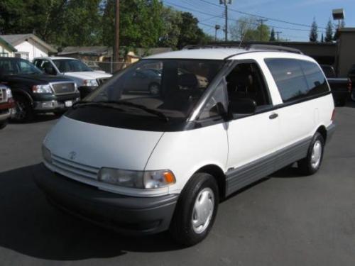 Photo of a 1991-1997 Toyota Previa in Winter White (AKA White) (paint color code 041)