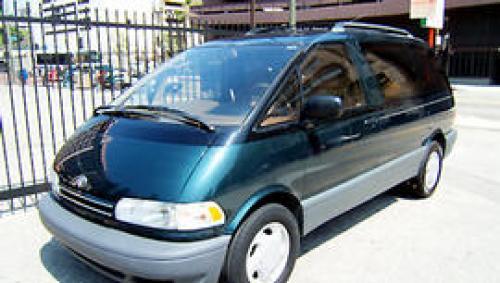 Photo of a 1994-1997 Toyota Previa in Evergreen Pearl (paint color code 751)