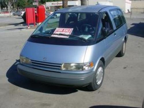 Photo of a 1991-1993 Toyota Previa in Ice Blue Pearl (paint color code 8G2)