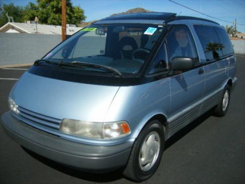 Photo of a 1991-1993 Toyota Previa in Ice Blue Pearl (paint color code 8G2)