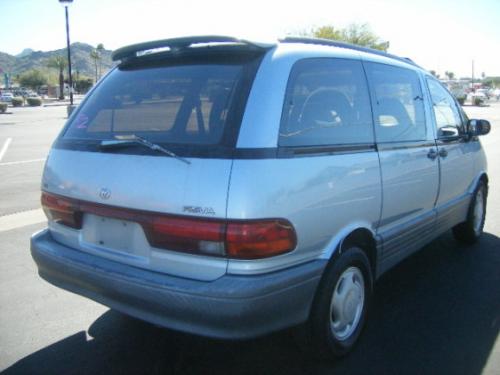 Photo of a 1991-1993 Toyota Previa in Ice Blue Pearl (paint color code 8G2)