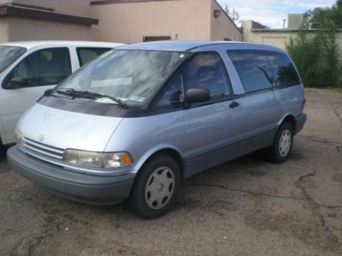 Photo of a 1991-1993 Toyota Previa in Ice Blue Pearl (paint color code 8G2)