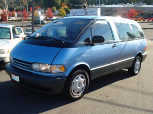 Photo of a 1994-1995 Toyota Previa in Wildflower Blue Pearl (paint color code 8K2)