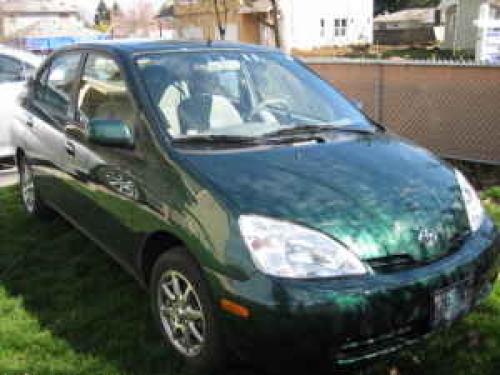 Photo of a 2001-2003 Toyota Prius in Electric Green Mica (paint color code 6R4)