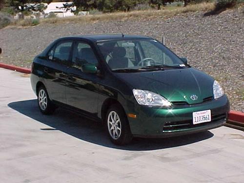 Photo of a 2001-2003 Toyota Prius in Electric Green Mica (paint color code 6R4)