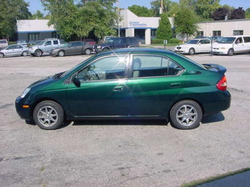 Photo of a 2001-2003 Toyota Prius in Electric Green Mica (paint color code 6R4)