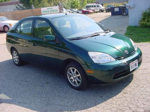 Photo of a 2001-2003 Toyota Prius in Electric Green Mica (paint color code 6R4)