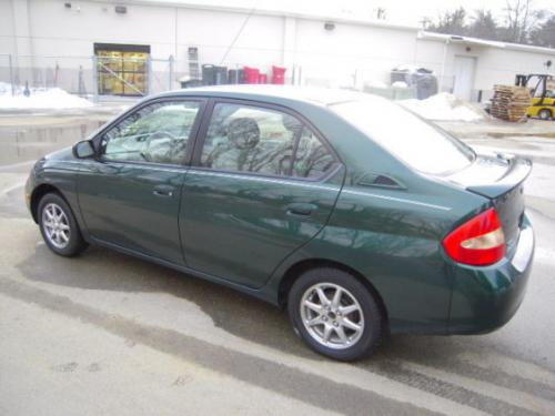 Photo of a 2001-2003 Toyota Prius in Electric Green Mica (paint color code 6R4)