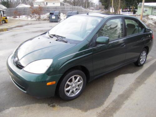 Photo of a 2001-2003 Toyota Prius in Electric Green Mica (paint color code 6R4)