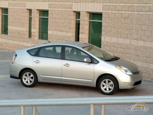 Photo of a 2004-2005 Toyota Prius in Millennium Silver Metallic (paint color code 1C0)