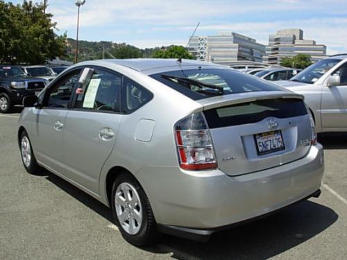 Photo of a 2004-2005 Toyota Prius in Millennium Silver Metallic (paint color code 1C0)