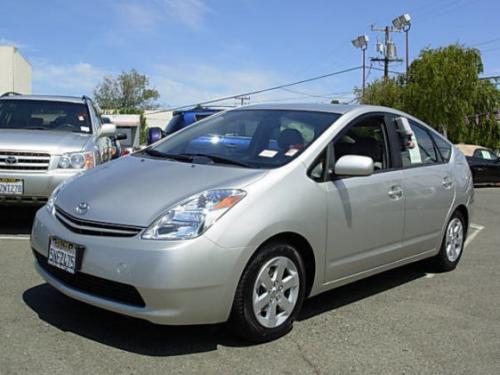 Photo of a 2004-2005 Toyota Prius in Millennium Silver Metallic (paint color code 1C0)