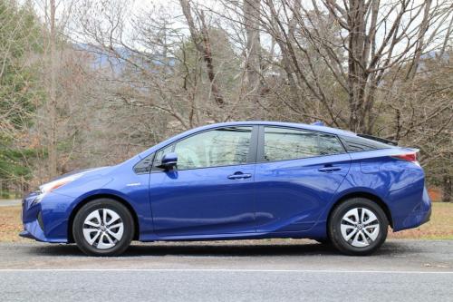 Photo of a 2016-2018 Toyota Prius in Blue Crush Metallic (paint color code 8W7)