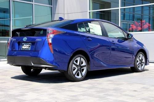 Photo of a 2016-2018 Toyota Prius in Blue Crush Metallic (paint color code 8W7)