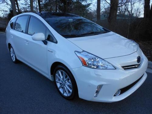 Photo of a 2012-2017 Toyota Prius v in Blizzard Pearl (paint color code 070)