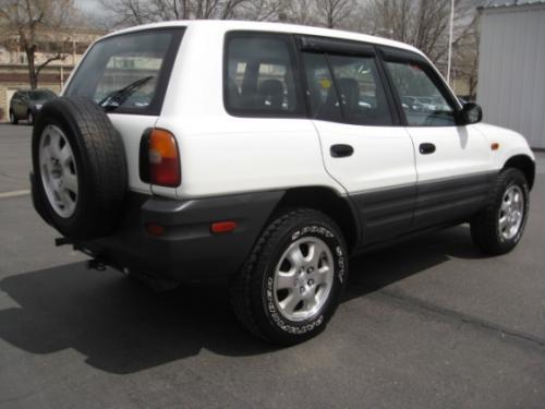 Photo of a 1996 Toyota RAV4 in White (paint color code 041)