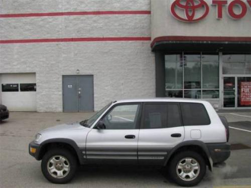 Photo of a 1997-2000 Toyota RAV4 in Alpine Silver Metallic (paint color code 199)