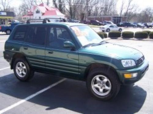 Photo of a 1998-2000 Toyota RAV4 in Deep Jewel Green Pearl (paint color code 6P3)