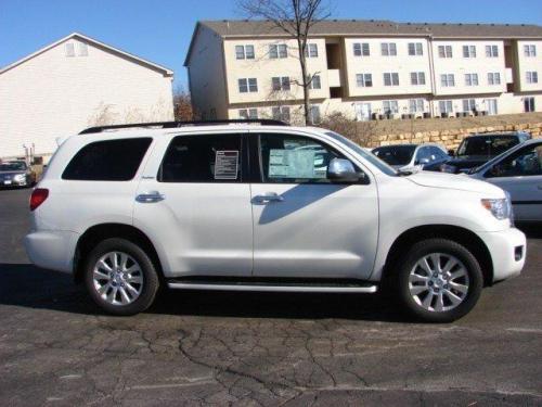 Photo of a 2010-2021 Toyota Sequoia in Blizzard Pearl (paint color code 070)