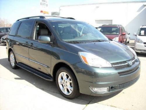 Photo of a 2004-2005 Toyota Sienna in Aspen Green Pearl (paint color code 6S7)