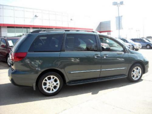 Photo of a 2004-2005 Toyota Sienna in Aspen Green Pearl (paint color code 6S7)