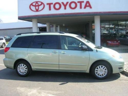 Photo of a 2006-2010 Toyota Sienna in Silver Pine Mica (paint color code 6U0)