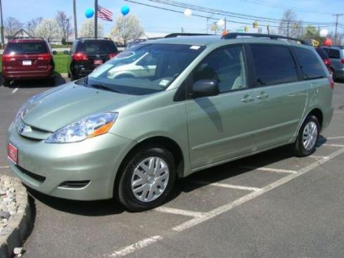 Photo of a 2006-2010 Toyota Sienna in Silver Pine Mica (paint color code 6U0)