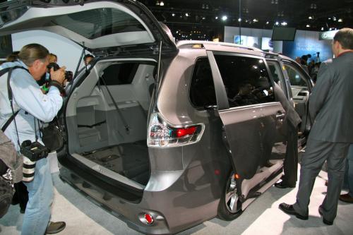 Photo of a 2011-2020 Toyota Sienna in Predawn Gray Mica (paint color code 1H1)