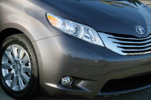 Photo of a 2011-2020 Toyota Sienna in Predawn Gray Mica (paint color code 1H1)