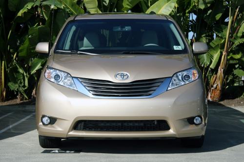 Photo of a 2011-2014 Toyota Sienna in Sandy Beach Metallic (paint color code 4T8)